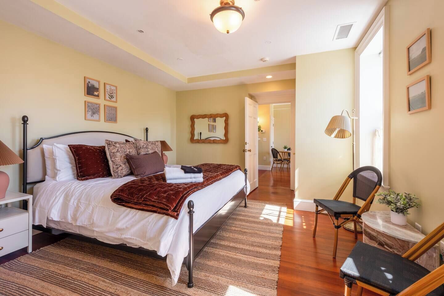 6 Schlafzimmer, Schreibtisch, Bügeleisen/Bügelbrett, Reisekinderbett