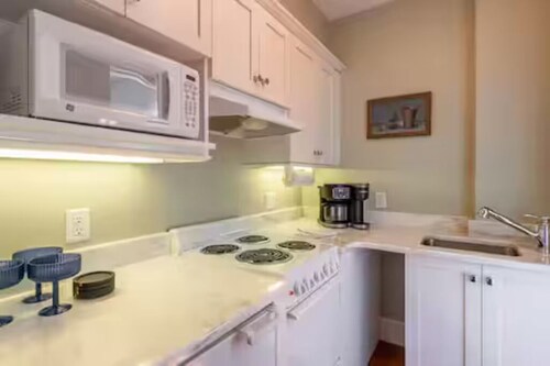 Joseph Story Estate l Sleeps 19 l Parking+Elevator l On Salem Commons