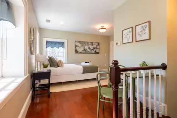 6 bedrooms, desk, iron/ironing board, travel cot