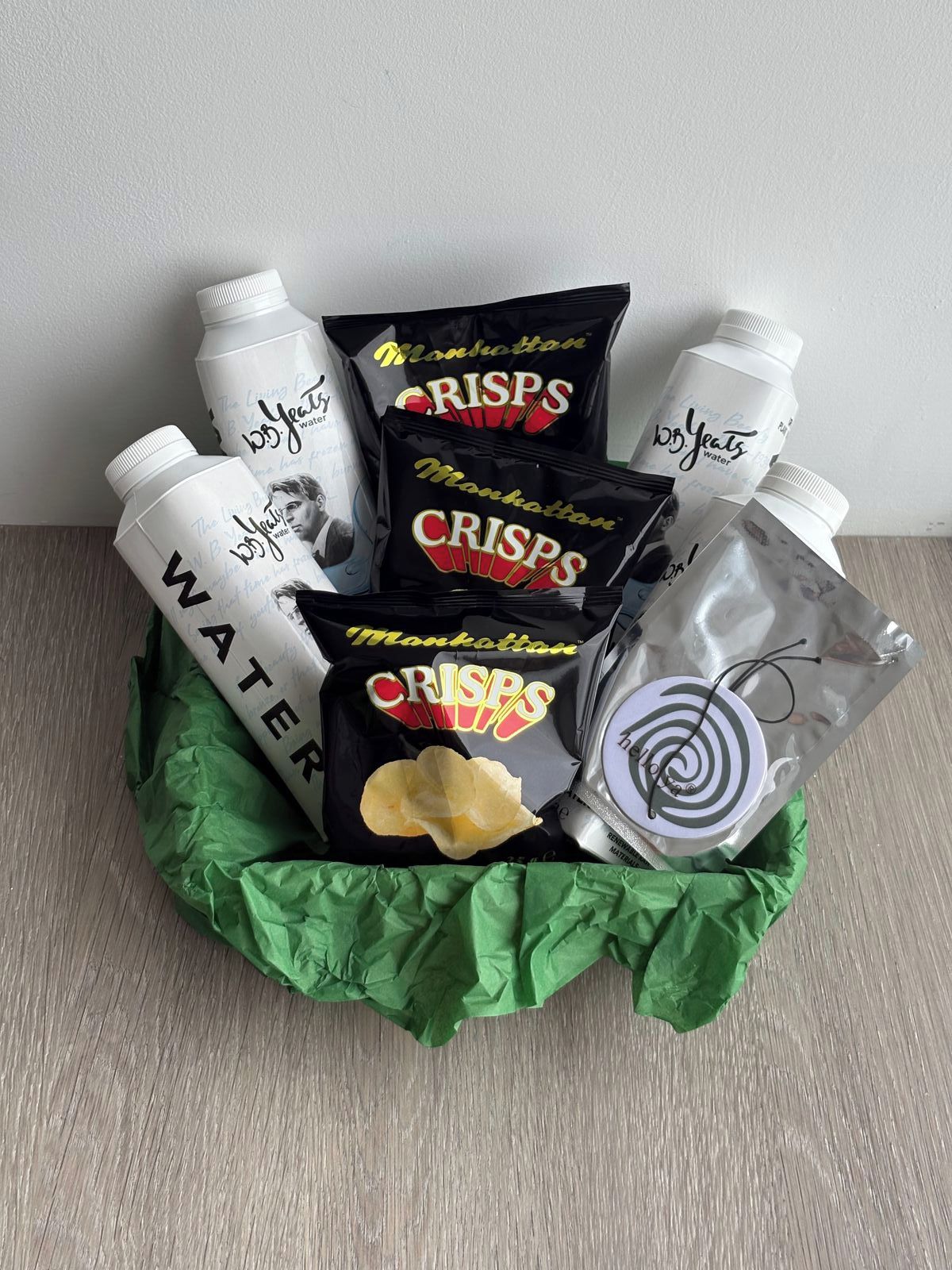 En kurv med snacks og vand på flaske.