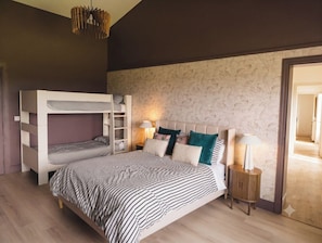 Room - Family Ensuite, Balcony & Bunks | Boyne Valley (Drogheda)