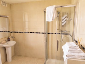 Bathroom - Family Ensuite, Balcony & Bunks | Boyne Valley (Drogheda)