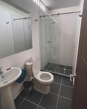Comfort-dobbeltværelse | Badeværelse | Håndklæder, Sæbe, Toiletpapir