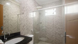 A bathroom with a shower, a sink, and a toilet. - House w/ 2 Suites in a Cond. w/ Pool Blv0004 (Porto Seguro)