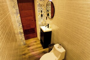Hair dryer, towels, soap, toilet paper - Origen Suite at Casa Bravo in downtown Toluca (Toluca de Lerdo)