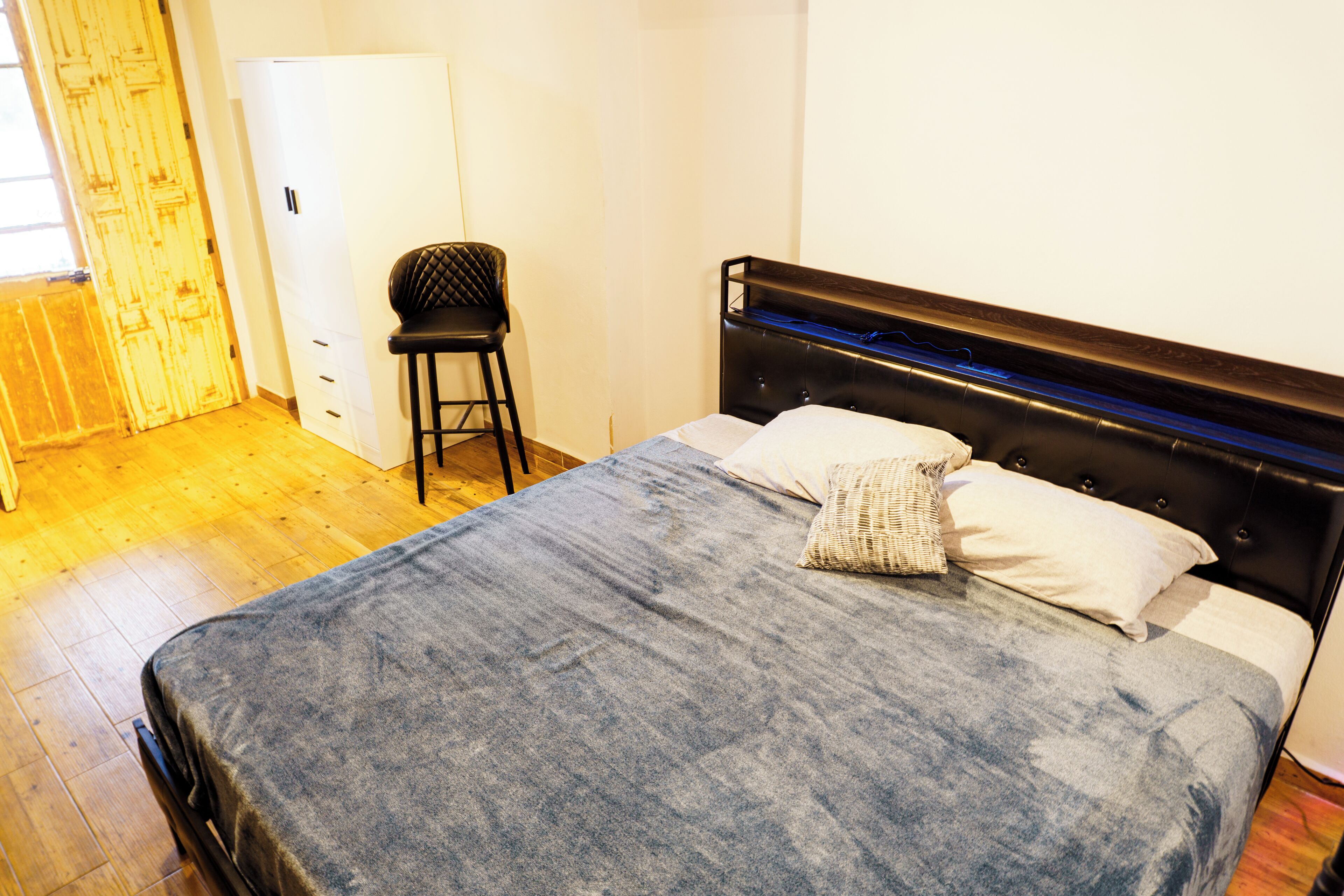 1 bedroom, internet, bed sheets