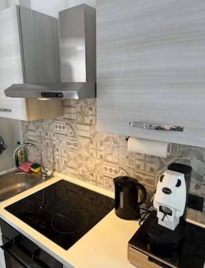 Private kitchen - Apartment in downtown Palermo, just a stone's throw from the cathedral and the Teatro Massimo (Palermo)