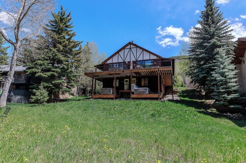3BR West Vail duplex with river views, hot tub, fireplace, and deck.