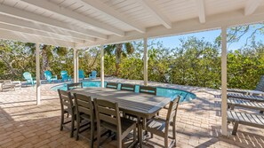 Outdoor dining - Where Bay meets Beach: Your Private Poolside Beach-Boat-Bay-Paradise (Anna Maria)