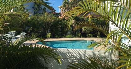 Sand Dollar Cottage - Vintage - updated - flip flop walk to best Gulf Beaches