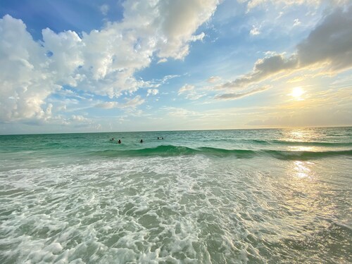 Sand Dollar Cottage - Vintage - updated - flip flop walk to best Gulf Beaches