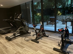 Ein Fitnessraum mit Ergometer, Laufband und Rudergerät.
