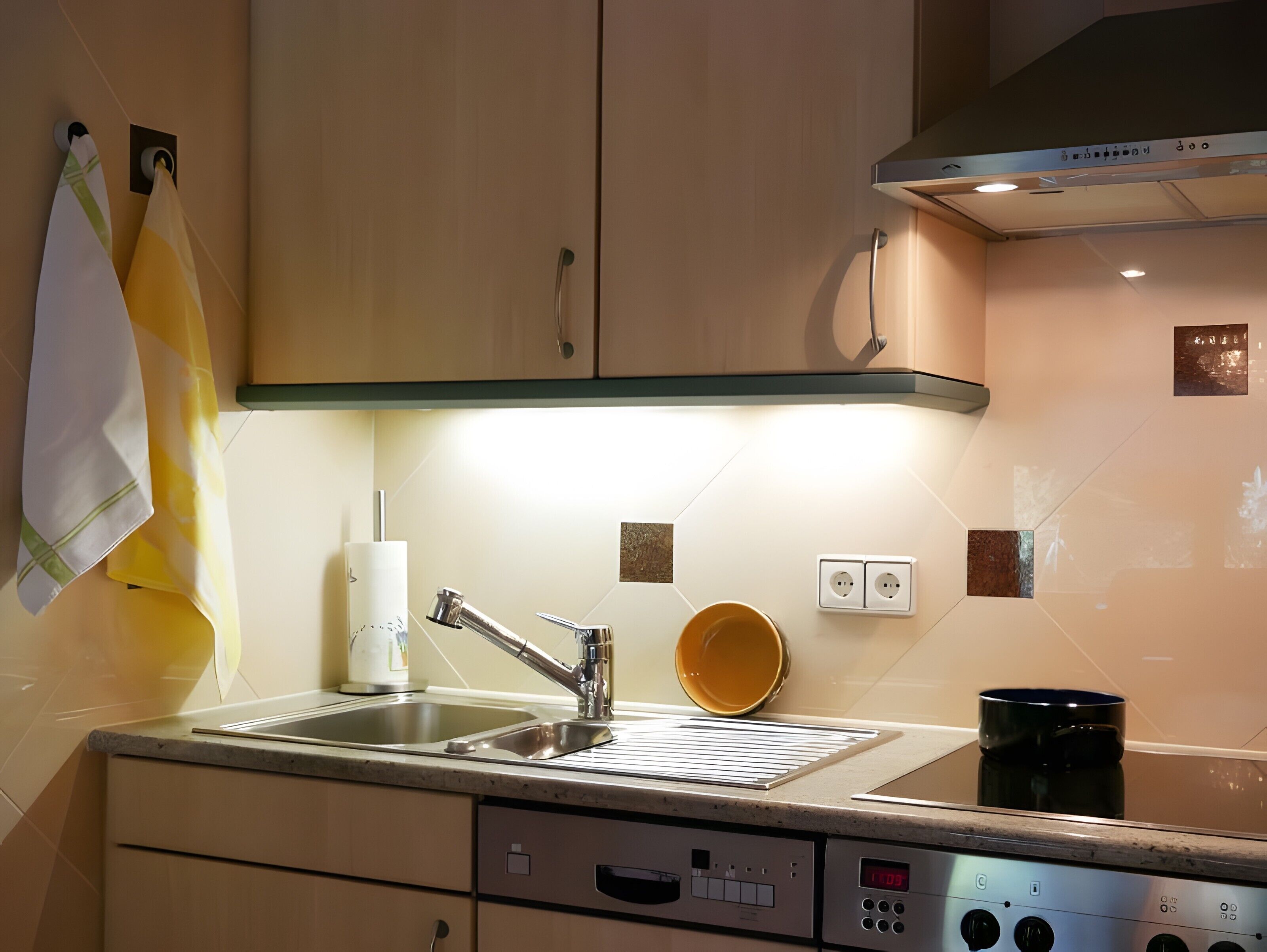 Coffee/tea maker, fridge, oven, stovetop