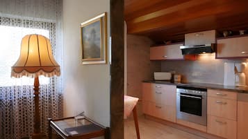 Wasserkocher mit Kaffee-/Teezubehör, Kühlschrank, Mikrowelle, Ofen