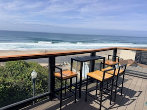 A deck with outdoor seating overlooking the ocean. - Breath taking ocean view in Lincoln City.  100 steps to the beach (Lincoln City)