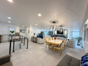 Ein modernes Interieur mit Essbereich, Küche und Wohnbereich.