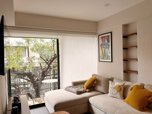TV connectée, livres, chaîne hi-fi