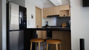 Cafetière/bouilloire, réfrigérateur, micro-ondes, four