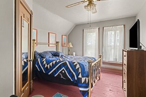 4 bedrooms, desk, iron/ironing board, WiFi