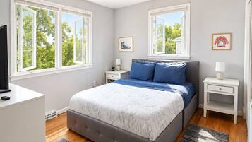 4 bedrooms, iron/ironing board, WiFi, bed sheets