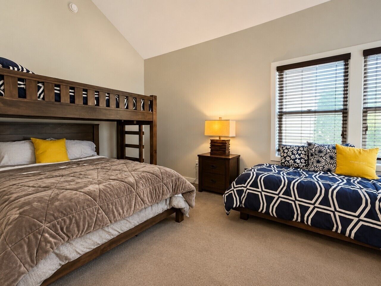 2 bedrooms, desk, iron/ironing board, WiFi