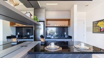 Una cucina moderna con isola centrale, elettrodomestici integrati e zona pranzo con vista.