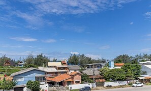 Um bairro residencial com diversas casas, algumas com garagens e entradas de carro visíveis.