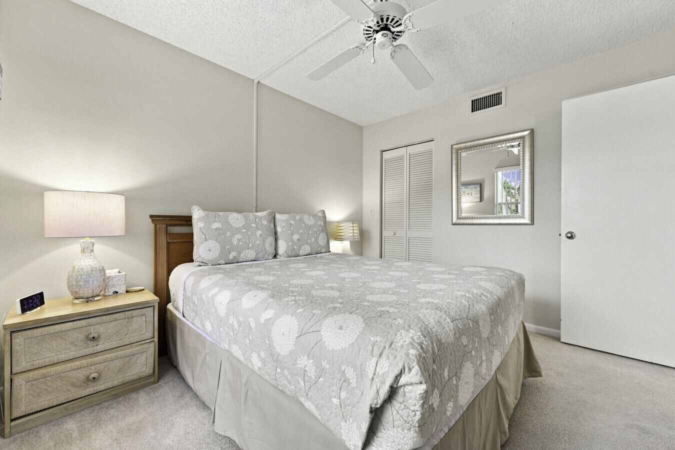 2 bedrooms, desk, iron/ironing board, WiFi
