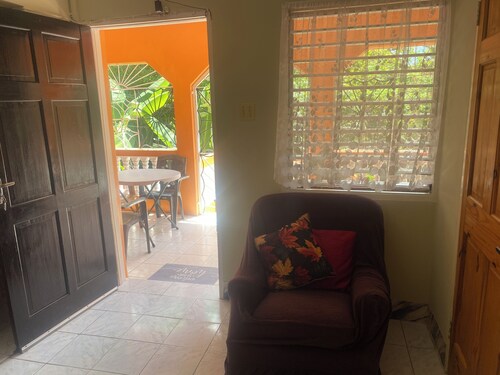 Rockery Villa  a Cozy hideaway and retreat.Perfect Romantic Getaway for couples.