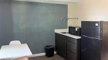 Premium bedding, WiFi (free), bed sheets