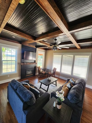Smart TV - Farm House at Newberry. (Newberry)