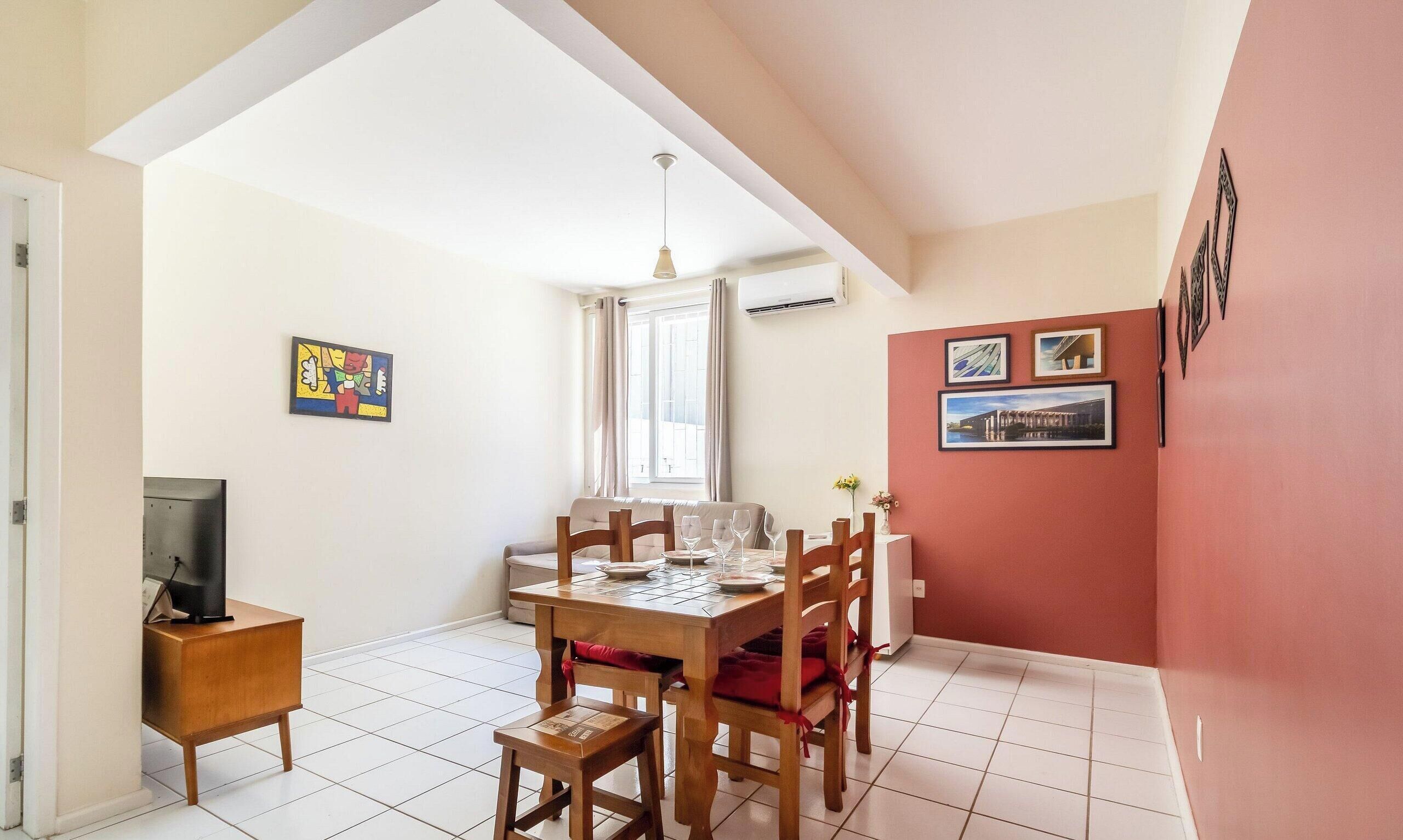 Basic Apartment | Dining