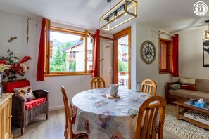 Dining - Vrbo Property (AUSSOIS)