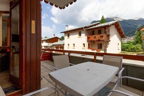 Outdoor dining - Vrbo Property (AUSSOIS)