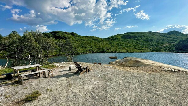 A lakeside picnic area with benches and a dock. - Mountain cabin in Ljosland with ski-in access (Åseral)