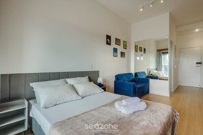 A modern hotel room with a large bed, a desk, a chair, and a mirror. - Studio in Vila Cordeiro Ctb2505 (São Paulo)