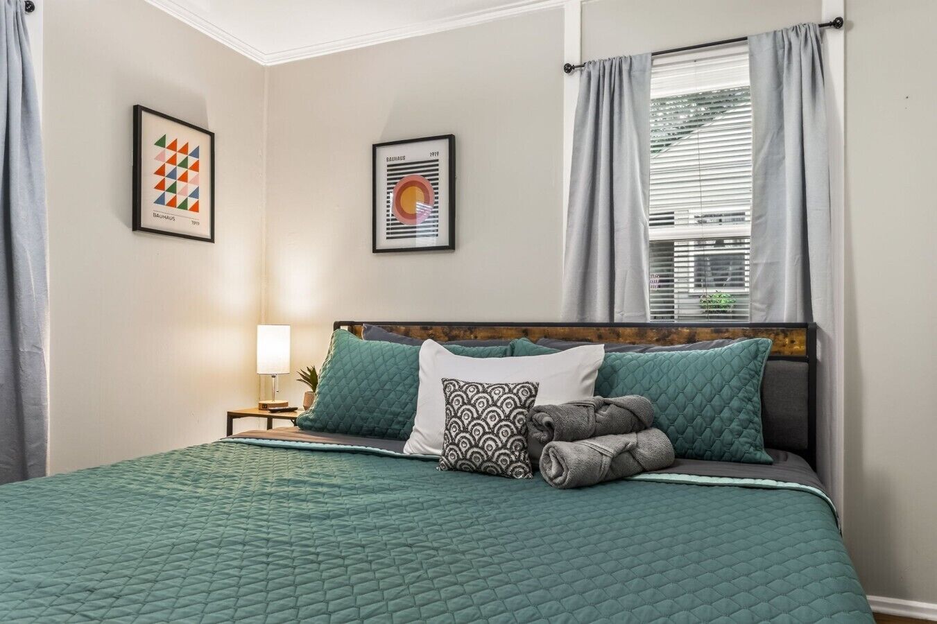 Desk, travel crib, WiFi, bed sheets