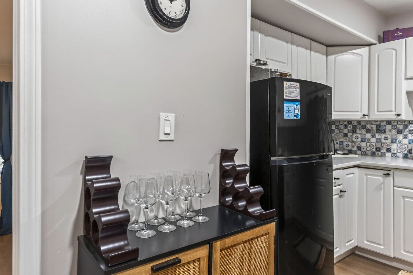 Wasserkocher mit Kaffee-/Teezubehör, Kühlschrank, Mikrowelle, Ofen