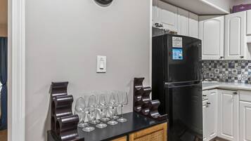 Wasserkocher mit Kaffee-/Teezubehör, Kühlschrank, Mikrowelle, Ofen
