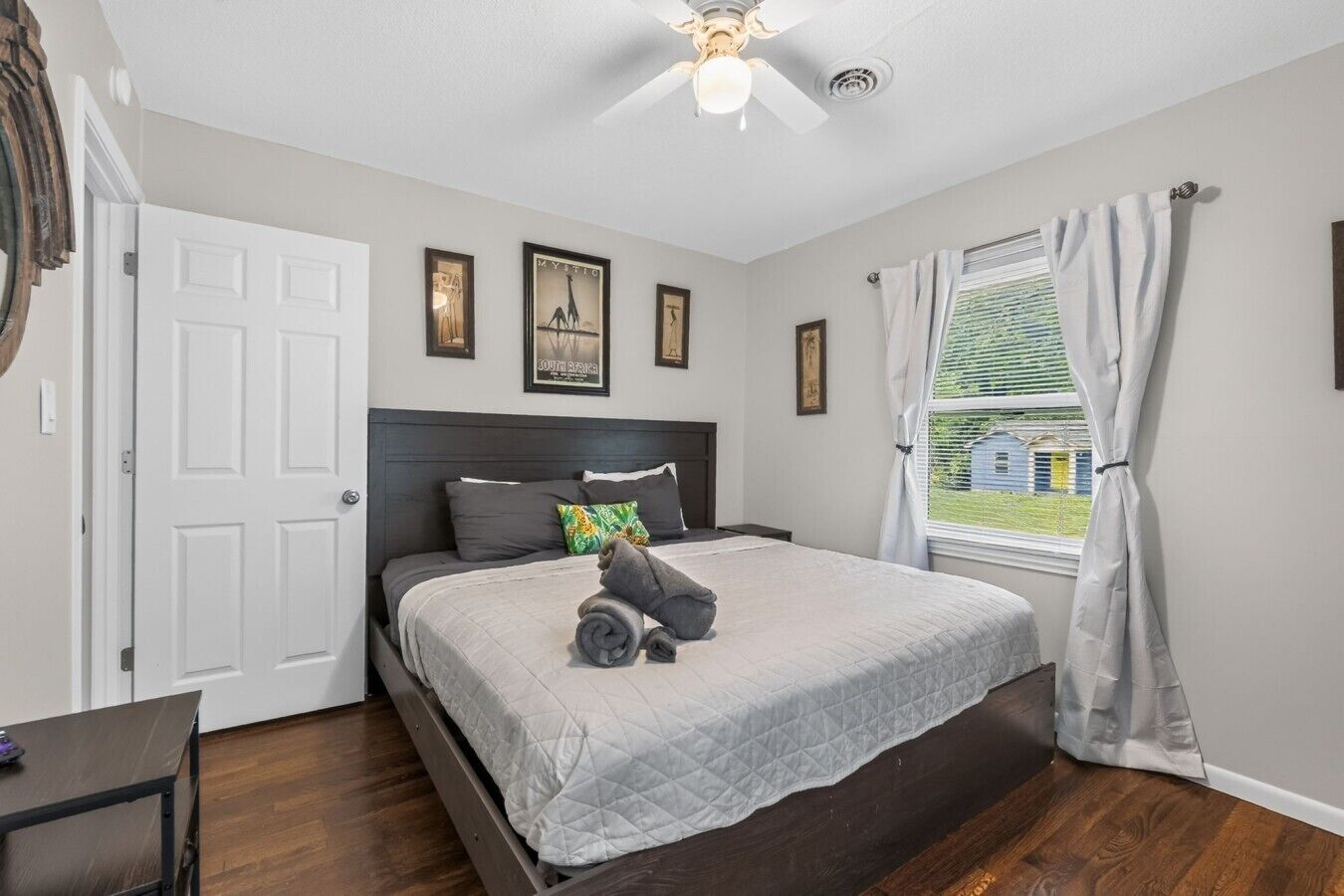 Desk, travel crib, WiFi, bed sheets