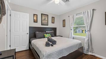 Desk, travel crib, WiFi, bed sheets