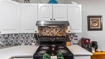Coffee/tea maker, fridge, microwave, oven
