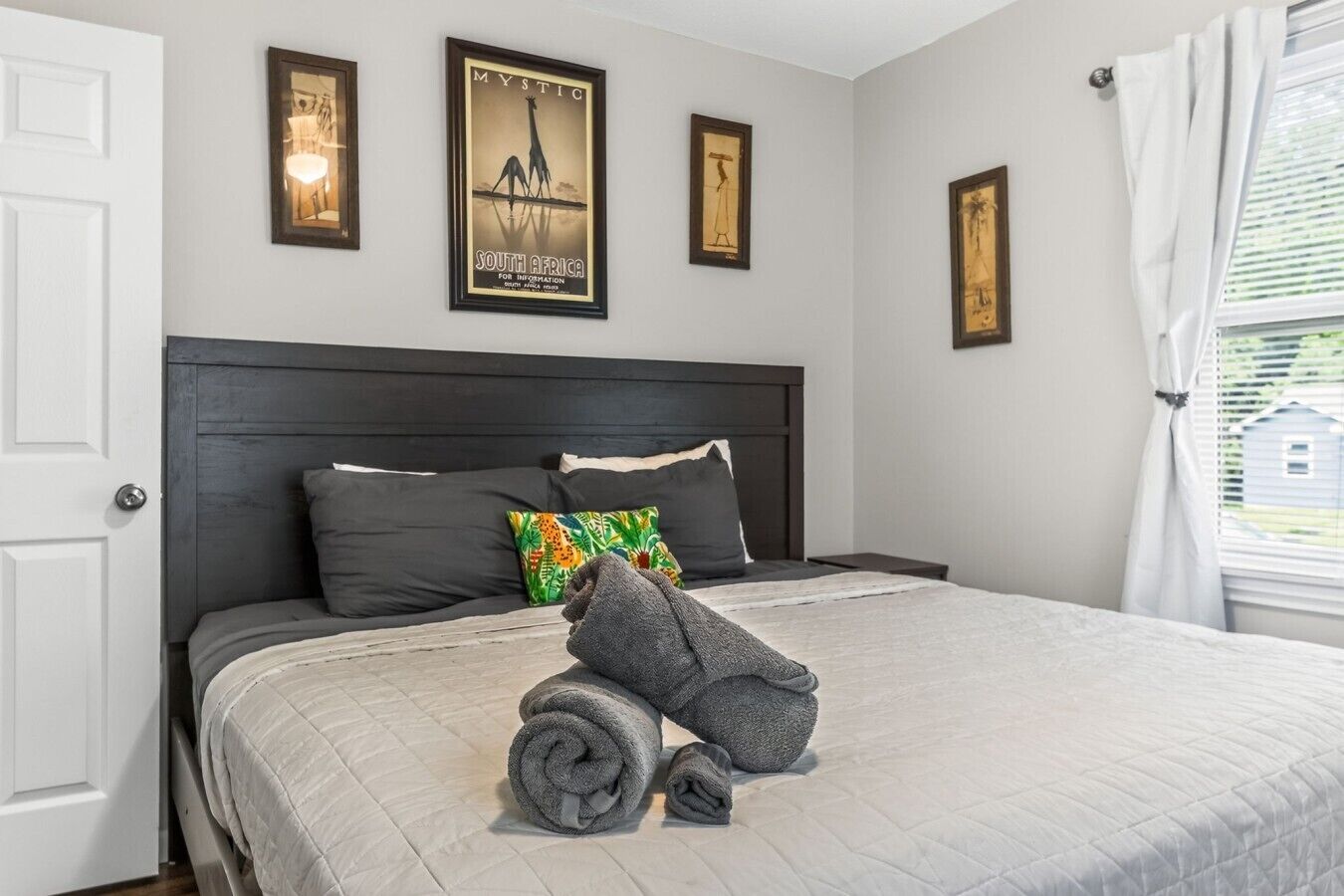 3 bedrooms, desk, travel crib, WiFi (free)