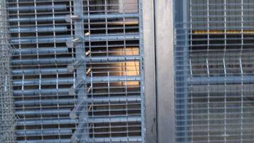 Una reja metálica con barras horizontales, probablemente dando acceso a un edificio o propiedad.