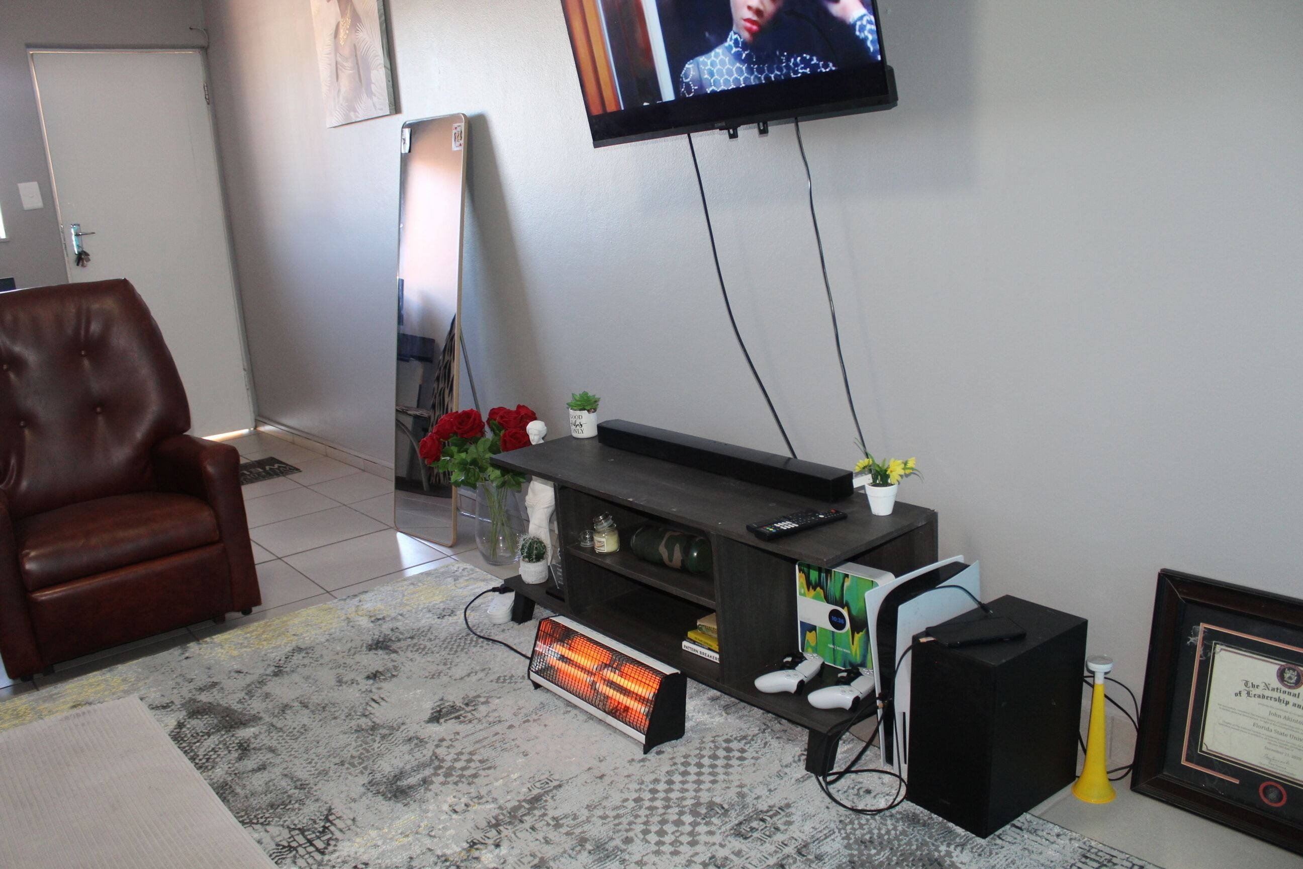 Apartment, 1 Bedroom, Accessible, Smoking | Living room | Books