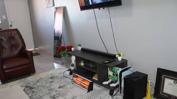 Apartment, 1 Bedroom, Accessible, Smoking | Living room | Books