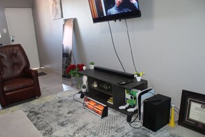 Apartment, 1 Bedroom, Accessible, Smoking | Living room