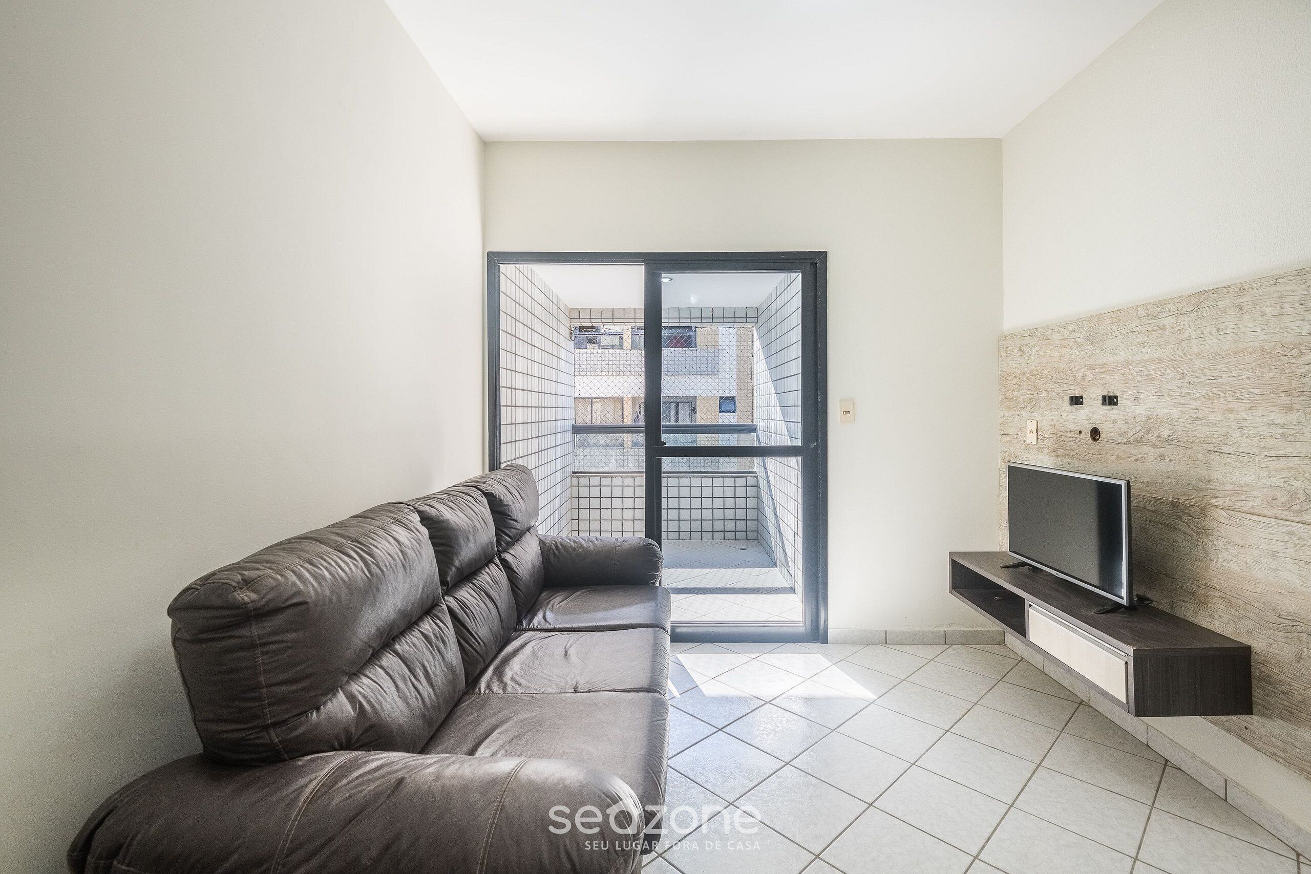 Apartamento básico | Área de estar | TV 40 polegadas com canais digitais