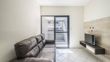 Apartamento básico | Área de estar | TV 40 polegadas com canais digitais