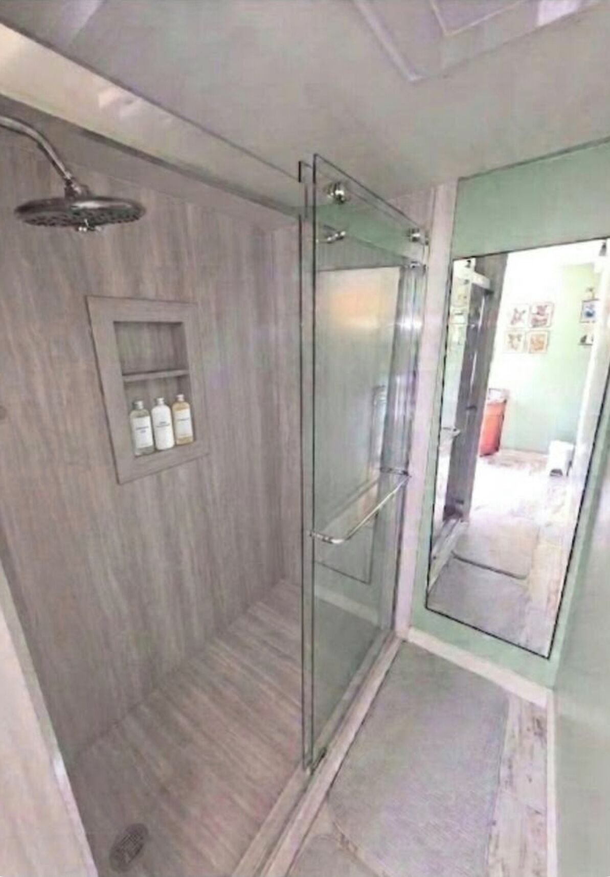 Dusche, Haartrockner, Handtücher, Shampoo